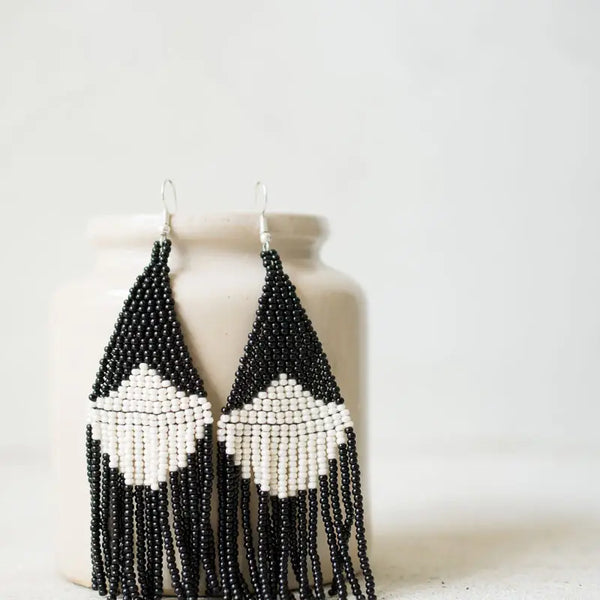 Lightweight beaded earrings in black for everyday chic