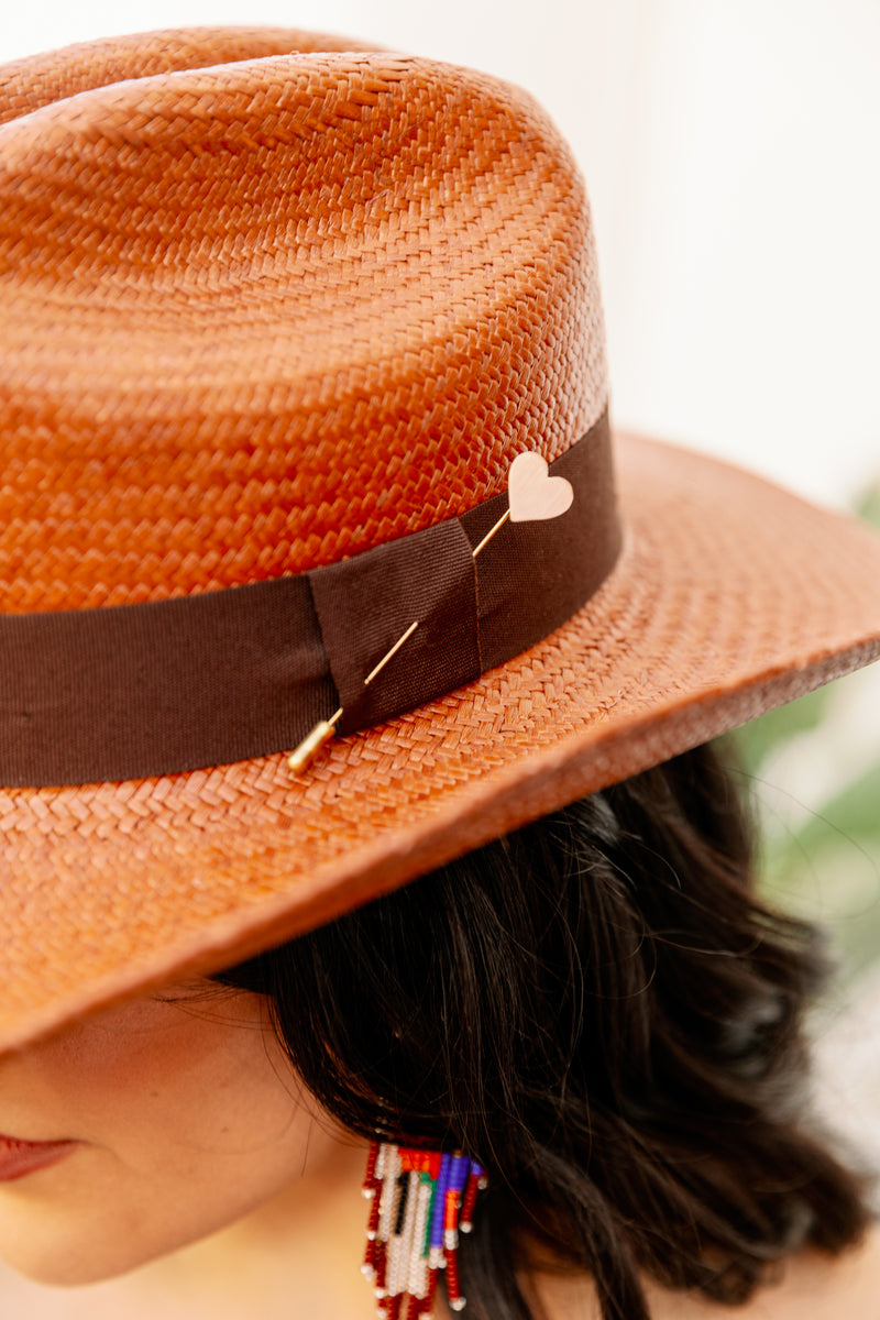 Side view of The Stagecoach Hat: Remi, highlighting its brim size of 8 cm and crown size of 11 cm