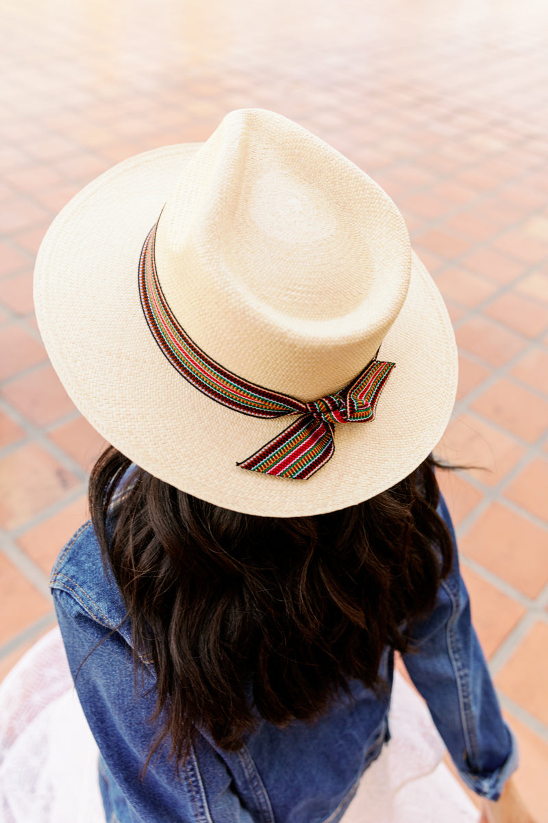 Natural-colored Mojave Hat, handcrafted for festival-goers, showcasing traditional Ecuadorian artisan craftsmanship.